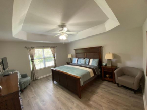 NEW Listing! 2 Beds and 1 Pullout Sofa in Pigeon Forge-Dollywood-1 Level-2 Car Garage-Gatlinburg, WIFI, Pool